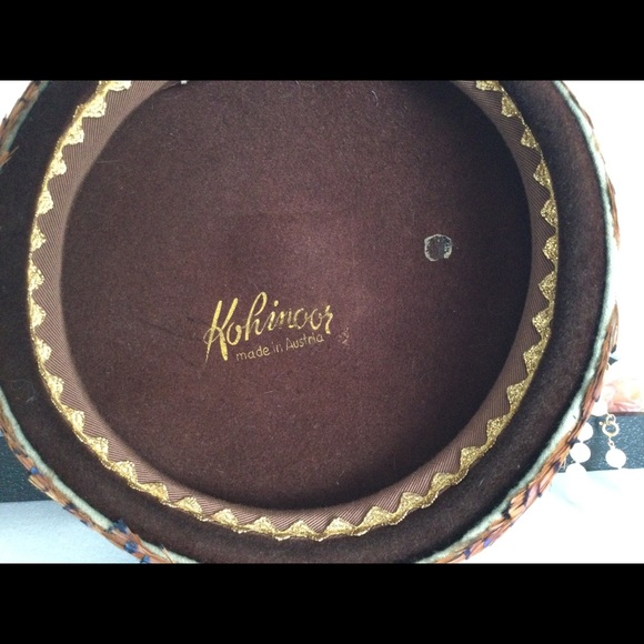 Darling Kohinoor by Caroline Skull Cap Feathered - Picture 9 of 9